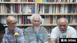 《民间电台》创办人曾健成(右)与嘉宾主持。(记者高锋摄)