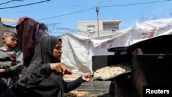 一家流离失所的巴勒斯坦人在加沙地带南部拉法的一处帐篷营地为开斋节做准备。(2024年4月8日)