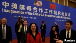 美国白宫禁毒代表团团长、总统副助理兼国土安全部副顾问珍·达斯卡尔(Jen Daskal 中)在北京钓鱼台国宾馆出席“中美禁毒合作工作组启动仪式”。(2024年1月30日)