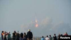 美国太空探索技术公司(SpaceX)星期四(4月20日)在德州首次发射该公司研发的“星舰”超重型运载火箭,但火箭从发射架上点火升空数秒钟后发生爆炸。