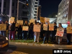 “沙罗纳花园” 附近每天也有反战人士呼吁停火(赖素芬拍摄)