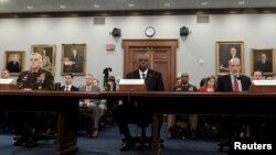 美国国防部长奥斯汀(中)与美军参谋长联席会议主席马克·米利(左)在国会听证会上。(2023年3月23日)