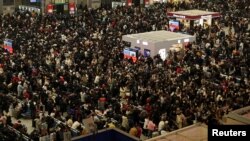 上海虹桥火车站里春节返乡过节的旅客。(2024年2月5日)