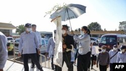 台湾中央社发布照片显示在金门岛附近翻船而丧生的中国遇难者的亲属 (中) 来到金门。(2024年2月20日)