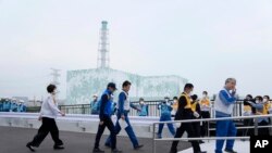 라파엘 그로시(가운데 파란 조끼) 국제원자력기구(IAEA) 사무총장이 5일 일본 후쿠시마 원자력발전소를 둘러보고 있다.