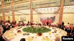 资料照:中国领导人习近平和夫人彭丽媛在北京宴请朝鲜领导人金正恩和夫人。(2018年3月28日)