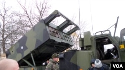 芬兰国庆阅兵展上,芬兰陆军的M270多管火箭系统 (美国之音 李北平)