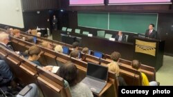 台湾外交部长吴钊燮在位于拉脱维亚首都里加的里加·史特拉汀大学发表演说。(2023年11月7日,台湾外交部提供)