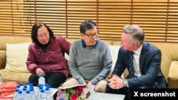 Ông Châu Văn Khảm (giữa), phu nhân, và Bộ trưởng Năng lượng và Biến đổi khí hậu Australia Chris Bowen, ngày 11/7/2023. Ảnh Twitter Chris Bowen.