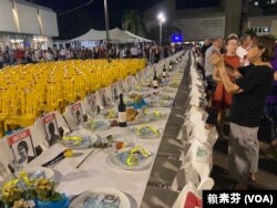 特拉维夫艺术博物馆广场自哈以战争爆发以来已变成声援人质及其家属的动员中心,被称为“人质广场”。图中为象征人质缺席的安息日餐桌和空椅。(赖素芬拍摄)