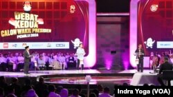 Ketiga calon wakil presiden, Muhaimin Iskandar (kiri) dan Gibran Rakabuming Raka (tengah) serta Mahfud MD (kanan) saling adu argumen dalam Debat Kedua Cawapres 2024 yang diadakan oleh KPU RI pada Jumat (22/12) di Jakarta. (VOA/Indra Yoga)