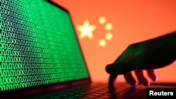 中国国旗与笔记本电脑