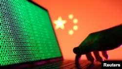 中国国旗与一只在笔记本电脑上的手的图示