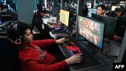 资料照片:北京一家网吧里年轻人正在玩电游。(2024年1月26日)