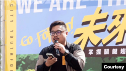 在东台湾花莲市区被震毀的天王星大楼对面经营“黑金通”餐厅的李冠威,他经过台湾三大强震,包括1999年的南投大地震和花莲近年的两次强震。(照片来源:李冠威提供)