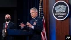 资料照片:2021年1月28日,退役空军少将保罗·弗里德里希斯医生在五角大楼的一场记者会上。弗里德里希斯医生时任国防部长应对新冠疫情高级顾问。(美联社照片)