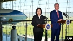 美国国会众议院议长凯文·麦卡锡(右)与台湾总统蔡英文在闭门会谈后发表公开讲话。(2023年4月5日)