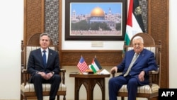 2024 年 2 月 7 日,美国国务卿安东尼·布林肯(左)在被占领的约旦河西岸拉马拉会见巴勒斯坦总统马哈茂德·阿巴斯。