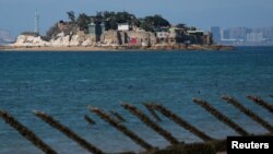 在台湾金门岛越过台湾烈屿岛遥望中国厦门市。(2024年2月21日)