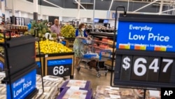 资料照片:消费们在新泽西州西考卡斯的沃尔玛超市购买杂货。(2024年7月11日)