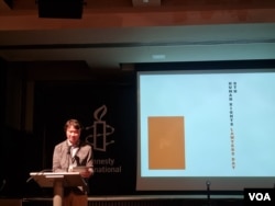 旅居日本的人权研究者潘嘉伟 (美国之音李伯安拍摄)