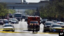 路易斯维尔大都会警察局的警察守卫在发生重大枪击案的老国家银行建筑外。(2023年4月10日)