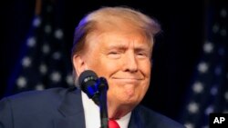 共和党总统候选人、前总统唐纳德·特朗普2024年2月8日在拉斯维加斯举行的党团会议之夜集会上发表讲话。