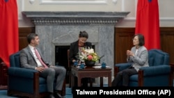 台湾总统蔡英文与台湾邦交国巴拉圭总统当选人潘尼亚(Santiago Pena)在台北总统府举行会谈。(2023年7月12日)