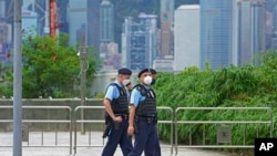 资料照片:警察在香港一处车站外巡逻。(2022年6月30日)