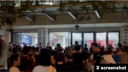 2023年7月21日晚,西安市众多学生家长到信访接待中心门口表达抗议回流生相关政策的诉求。(李老师推特视频截图)