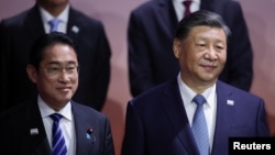 在旧金山举行的亚太经合组织峰会上,日本首相岸田文雄(左)与中国国家主席习近平和其他与会领导人合影留影。(2023年11月16日)