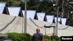 Seorang aparat berada di pintu masuk pusat penahanan imigrasi, tempat lebih dari 100 migran Myanmar termasuk pengungsi Rohingya, melarikan diri, di Bidor, Malaysia, 2 Februari 2024. (Foto: REUTERS/Hasnoor Hussain)
