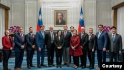 美国国会众议院军事委员会主席迈克·罗杰斯率领多位委员会两党成员对台湾进行为期三天访问,并于6月28日和台湾总统蔡英文会面。(照片来源:台湾总统府)