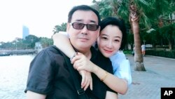 Nhà văn Dương Hằng Quân và vợ. Ảnh do ông Chongyi Feng công bố.