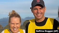 这张未注明日期的照片显示的是丹尼尔·杜根（右，Daniel Duggan）和他的妻子萨夫林。前美国军事飞行员杜根因美国指控他非法训练中国飞行员而举行的引渡听证会于2023年7月25日推迟。照片由美联社提供。