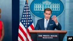 资料照:白宫国家安全委员会发言人约翰·柯比在白宫举行的新闻发布会上的讲话。 (美联社2023年7月26日拍摄)