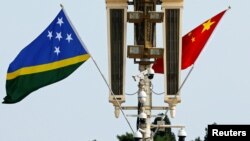 中国和所罗门群岛的旗帜在北京天安门广场飘扬。(2023年7月11日)