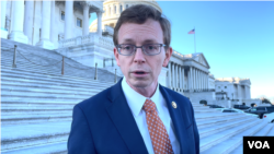 美国南达科他州共和党籍联邦众议员达斯蒂·约翰逊接受美国之音采访。(2024年2月4日,美国之音李逸华拍摄)