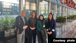 身处美国的民主派人士与美国国务院官员会面，包括“香港议会”筹委袁弓夷（左一）、美国国际民主协会（National Democratic Institute）职员邵岚（左二）、香港民主委员会（Hong Kong Democracy Council）执行总监郭凤仪（右二）、与香港自由委员会基金会（The Committee for Freedom in Hong Kong Foundation）政策和倡议专员许颖婷（右一） (照片来源：香港民主委员会)