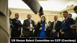 美国国会众议院美国与中共战略竞争特设委员会2023年4月19日在委员会进行台海冲突兵棋推演。图为委员会成员在兵棋推演桌前讨论。(众议院美中战略竞争特设委员会提供)