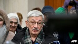 70岁的奥列格·奥尔洛夫在莫斯科一家法庭外面对记者讲话。(2024年2月26日)