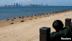 一个男孩从台湾金门岛海岸遥望中国厦门市。(2024年2月21日)