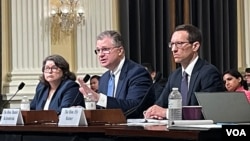 美国国防部负责印太安全助理部长拉特纳（右）、国务院主管亚太事务助理国务卿康达（中）和商务部负责出口管制助理部长肯德勒（左）周四出席国会众议院美国与中国共产党战略竞争特设委员会听证会。（2023年7月20日，美国之音记者李逸华摄）