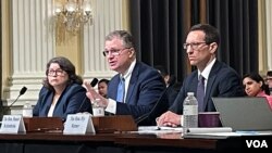 美国国防部负责印太安全助理部长拉特纳(右)、国务院主管亚太事务助理国务卿康达(中)和商务部负责出口管制助理部长肯德勒(左)出席众议院美国与中共战略竞争特设委员会听证会。(2023年7月20日,美国之音记者李逸华摄)