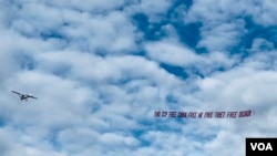 2023年11月14日早上9点多,旧金山湾区人权组织人道中国、中国人权、加州自由雕塑公园租的飞机拉着巨型反共横幅在旧金山上空飞行,上面写着“终结中共、自由中国、自由香港、自由西藏、自由维吾尔“ 。(美国之音)