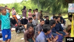 Anak-anak dan warga etnis Rohingya yang mendarat di teluk tak berpenghuni di Desa Karang Gading, Kecamatan Labuhan Deli, Kabupaten Deli Serdang, Sumatra Utara. (VOA/Anugrah Andriansyah)