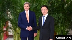 中国国家副主席韩正在北京会晤到访的美国气候特使克里。(2023年7月19日)