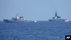 필리핀 해양경비대 함정(좌측)과 미국 해양경비대 함정(우측)이 필리핀 바탄주 수역에서 함께 훈련하고 있다. (자료사진)