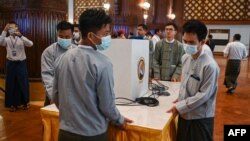 ယခင်မှတ်တမ်းရုပ်ပုံ | ရန်ကုန်မြို့မှာ ပြည်ထောင်စု ရွေးကောက်ပွဲကော်မရှင်က ကျင်းပတဲ့ အနာဂတ်ရွေးကောက်ပွဲများအတွက် မဲပေးစက်များ သရုပ်ဖော်ပြသမှုအခမ်းအနား (စက်တင်ဘာ ၅၊ ၂၀၂၃)