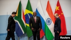 资料照片:南非总统拉马福萨、中国国家主席习近平和俄罗斯总统普京于2018年7月26日在南非约翰内斯堡举行的金砖国家峰会上准备合影。(路透社图片)